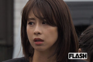 加藤綾子、胸元と指先に光るゴールドの着こなしに称賛の声…年商6400億円の社長夫人はプライベートでも “華やかコーデ”