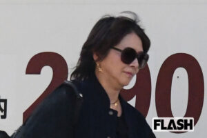 小泉今日子の“黒猫ルック”を目撃！「オファーすべて自分で判断」も“クドカ…