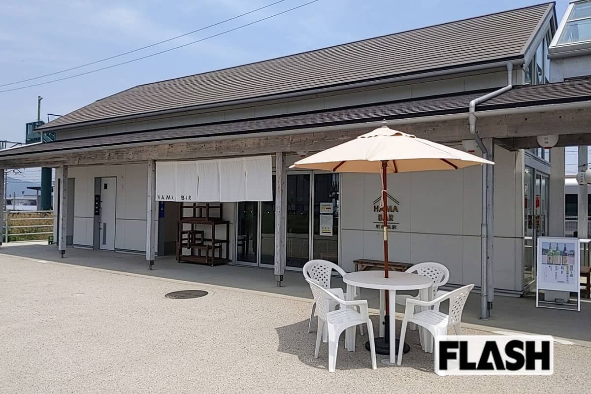 ホームまで“0秒”/【HAMA BAR】JR 肥前浜駅(佐賀) ・地元5蔵の「純米酒セット」は800円。「36ぷらす3」が停車し、賑わいを見せるのは毎週月曜日のみ。筆者はたまたま月曜に訪れた