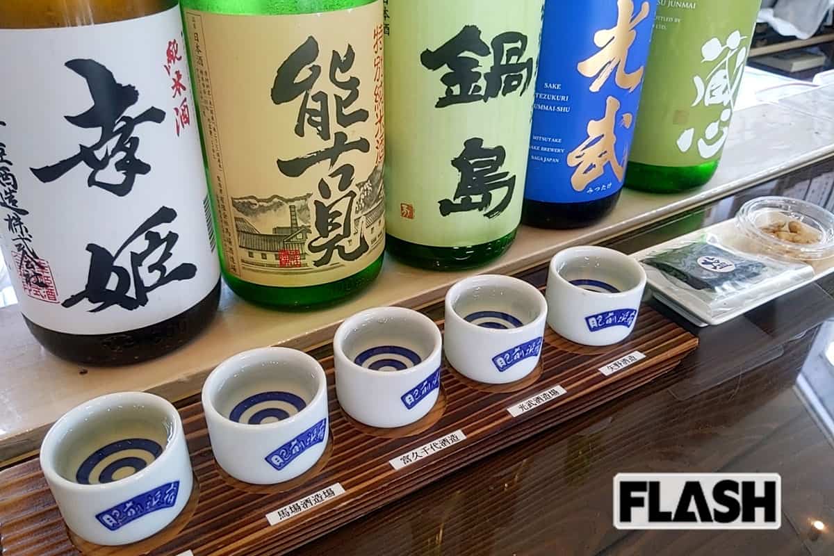 ホームまで“0秒”/【HAMA BAR】JR 肥前浜駅(佐賀) ・地元5蔵の「純米酒セット」は800円。「36ぷらす3」が停車し、賑わいを見せるのは毎週月曜日のみ。筆者はたまたま月曜に訪れた