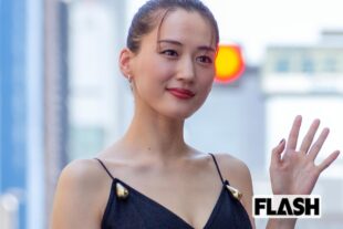 綾瀬はるか、カンヌ「ゴージャスドレス」とは“真逆”のシンプルコーデ姿　仏メディアも「20歳でも通じる」美貌に感嘆