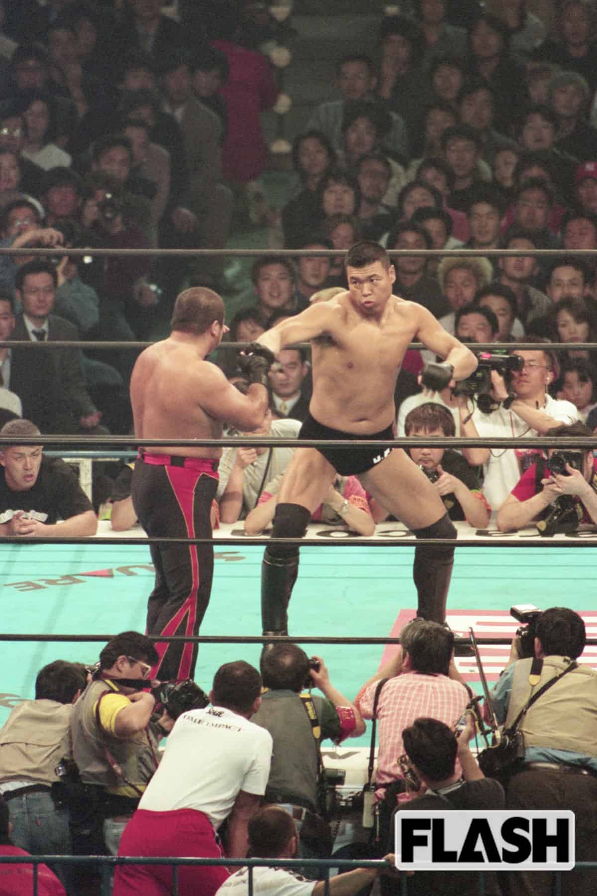 2000年の「新日本プロレス」東京ドーム大会で、橋本真也との一戦。小川はKO勝ちを収める