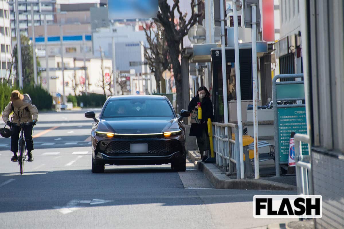 カフェに到着すると、望月アナは、両手で赤と黄色のボトルを2つ持ってテイクアウトをしていた