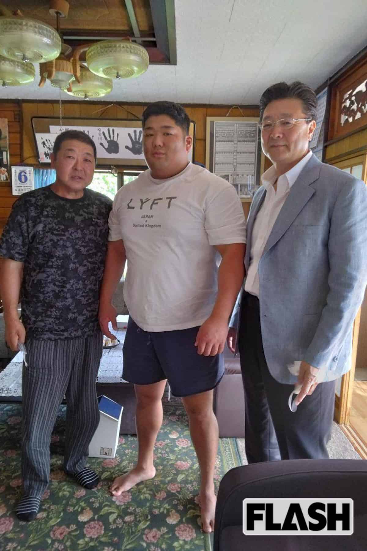 左から恩師の越後谷清彦監督、尊富士、“平成最初の横綱” 伊勢ケ浜親方の3ショット