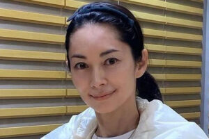 伊東美咲、49歳の淡色スーツ姿をファン絶賛…“エルメスたん”から21年、漂う色香に「セクシィすぎる」