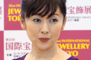 「絶対治らないよな」「節操がない」斉藤由貴“夫への贖罪”もセクシー黒ワン…