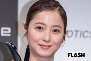佐々木希、20周年グッズの“背中出しうさぎコスプレ”にSNS衝撃…夫の騒動後に“橋本環奈並み”CMラッシュで見せる“母の底力”
