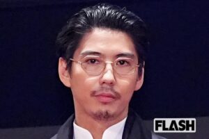 賀来賢人、榮倉奈々と「夫婦親密」ショット公開、“小顔” に集まる衝撃…イ…