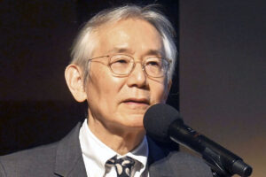 「応援します」傍聴した周防正行監督も “冤罪被害” の盟友Pにエール…ワ…