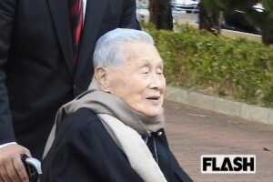 森喜朗元首相、車椅子で大学ラグビーを観戦！　早大OBが語る「父に教え込ま…