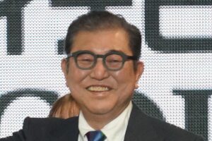 石破茂首相、20周年の「TGC」に登場 ジーンズにスニーカーで挨拶も「国…