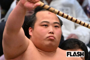 有名女優も“桜色の頬”にうっとり、大相撲の新解説者の「美肌」に賞賛続々