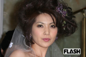 【57歳の制服姿】飯島直子、若々しさに称賛集まるウラで指摘されていた「誕…