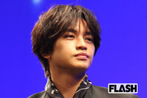 高額転売も】中島健人、日大入学式にサプライズ登場も“記念品”が