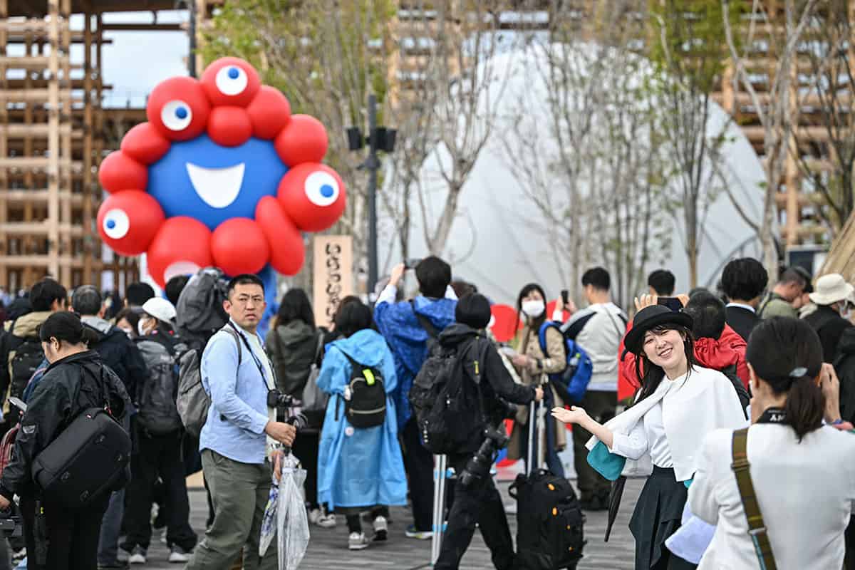多くの来場者で賑わう大阪万博(写真・時事通信)