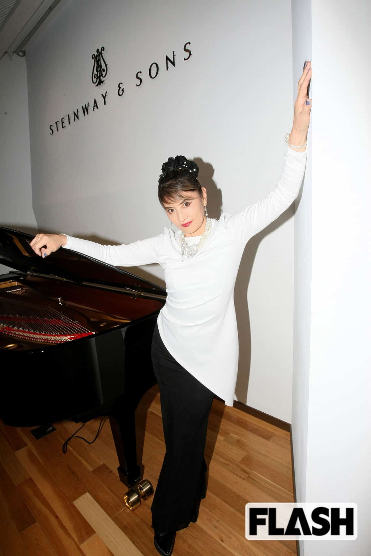 ドレスを着こなす志穂美悦子。動きは鮮やかだ（写真・保坂駱駝）
