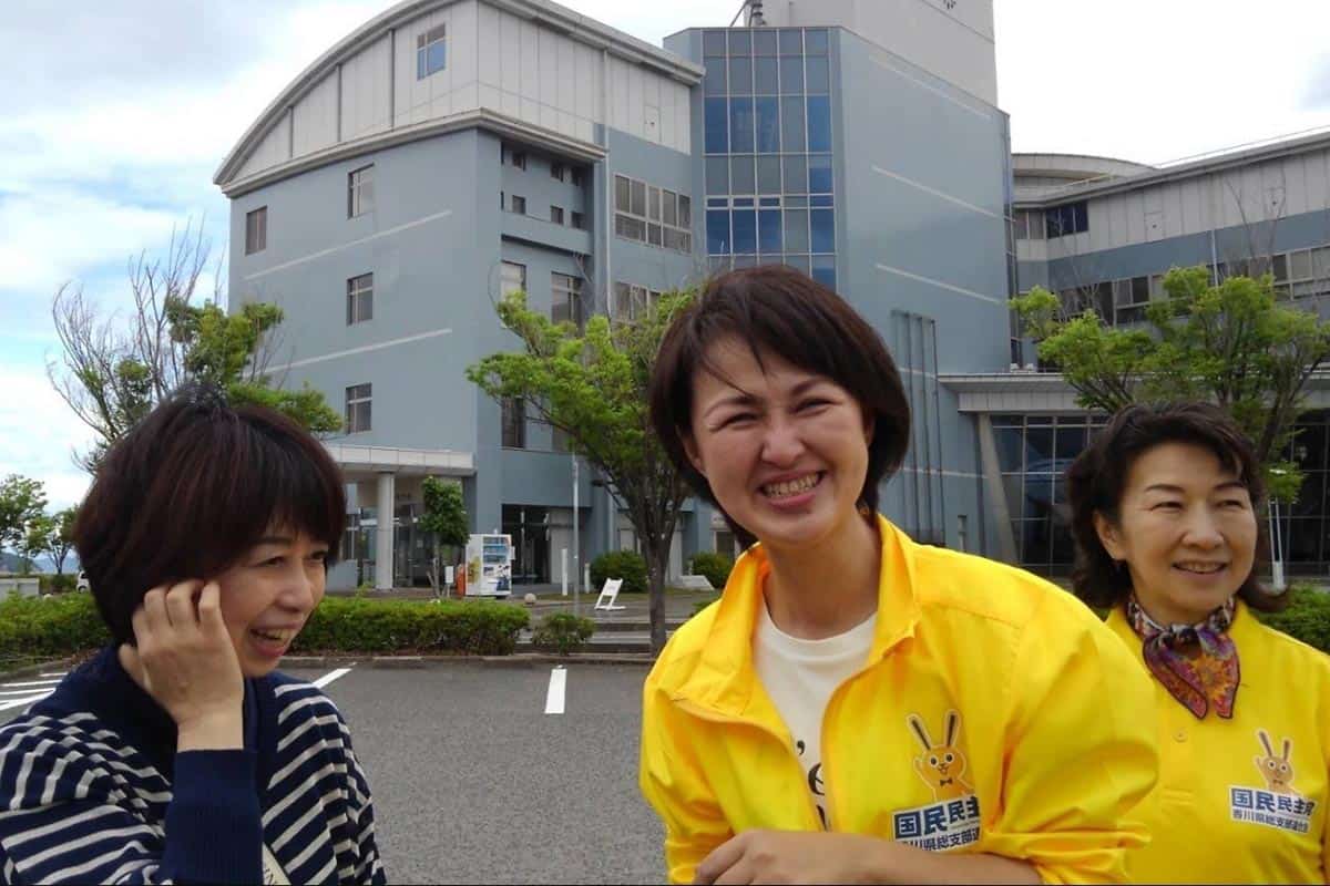 SNSに登場した玉木の美人妻・恵理さん（左。写真は三木由美子氏のXより）