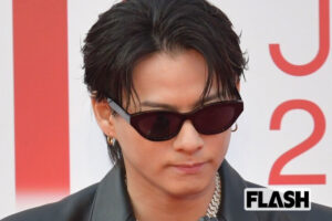 平野紫耀　プールで美しすぎる上裸姿披露、パリコレのすらっとスーツとのギャ…