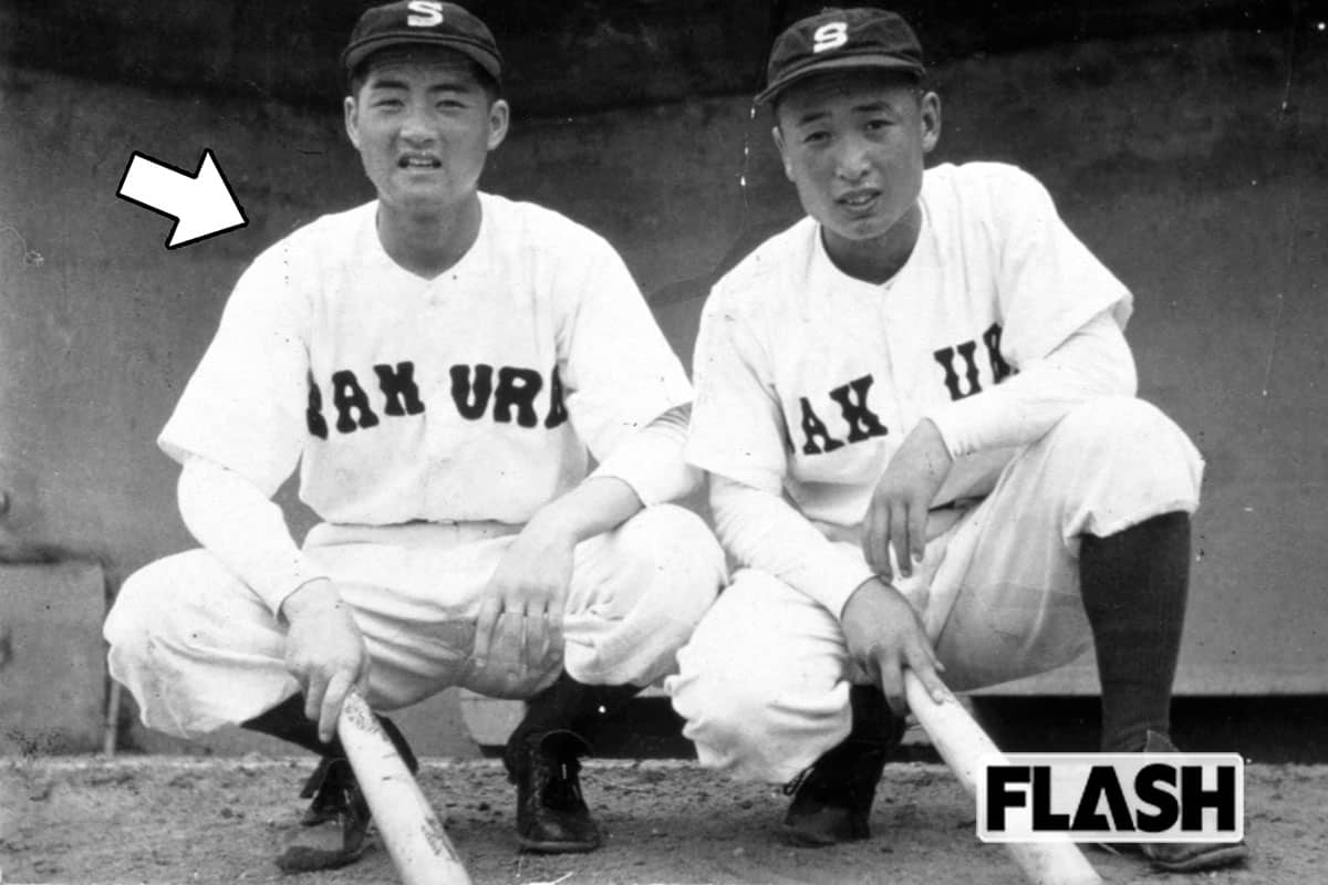 高校3年の夏、県大会の試合前の記念写真。この年にはプロ球団のスカウトから誘いがあったが、長嶋氏はそれを断わったという