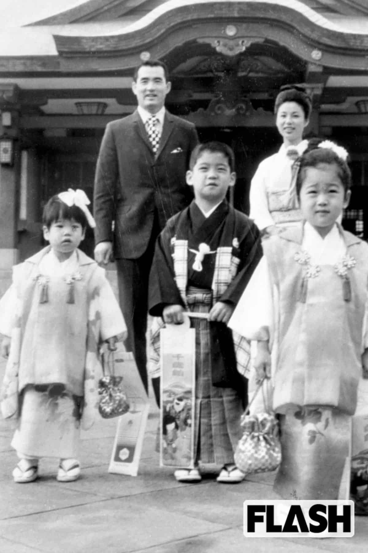1966年1月に、長男・一茂が誕生。長嶋氏にとっては待望の男の子。誕生日は結婚記念日と同じだった。写真は一茂が5歳のとき、家族揃って七五三のお宮参りに出かけた一枚