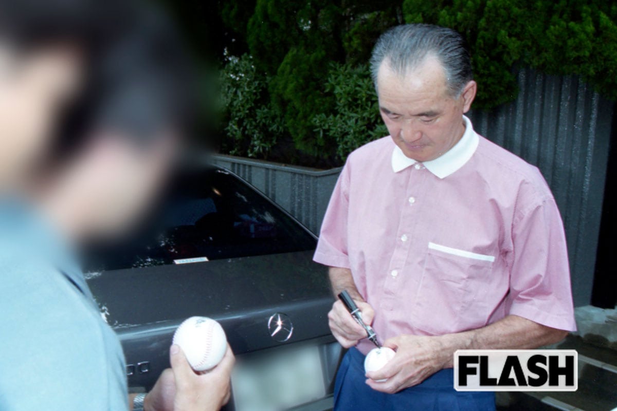 1999年9月、神宮球場に向かう長嶋氏は、ファンの求めに応じてボールにサインをおこなう。ファンサービスを大事にした