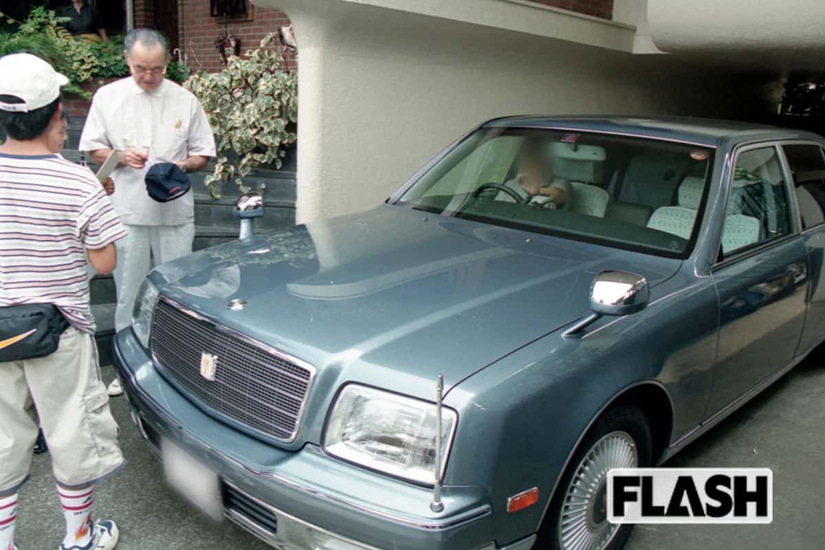 2001年9月、新たに購入した愛車は、ベンツからセンチュリーへ。だが、ボディカラーはやはり紫。この色を好んだという