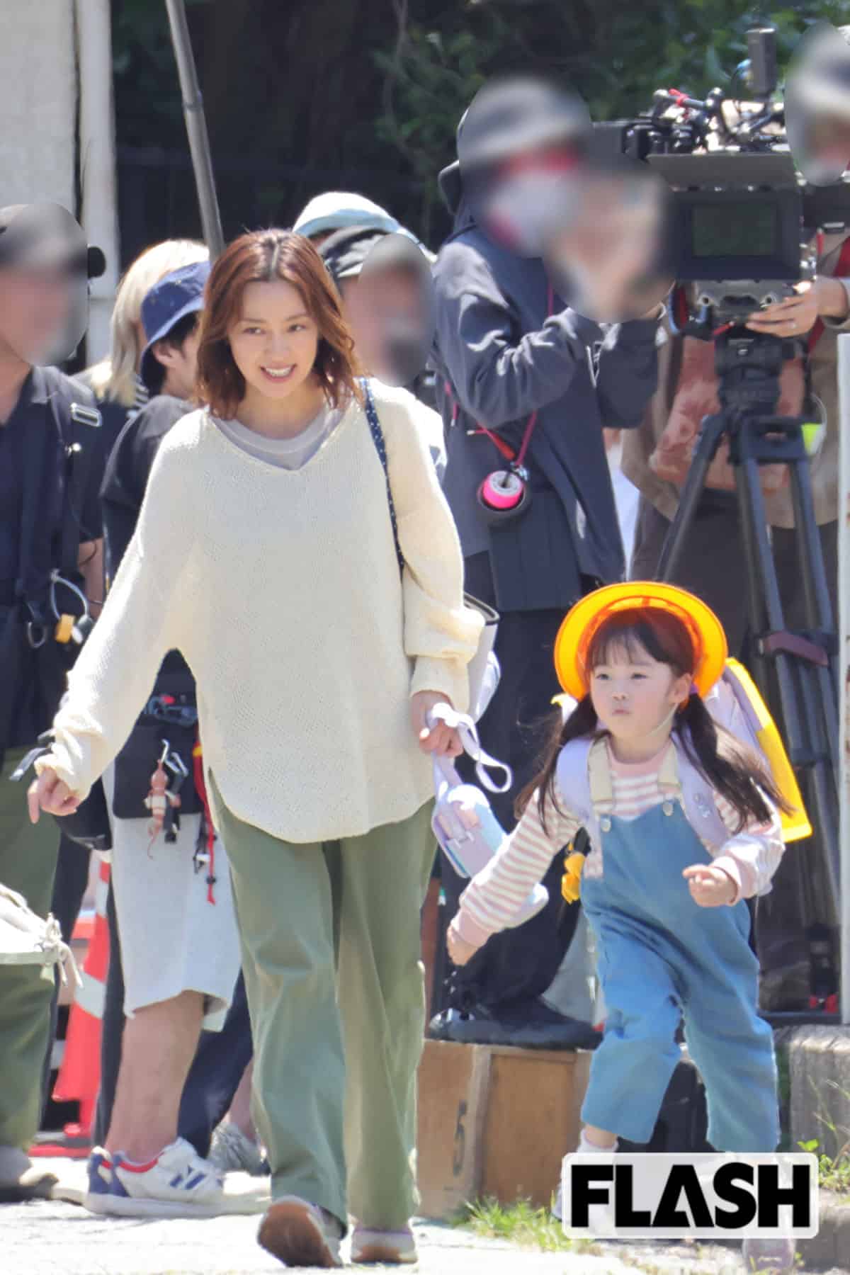 ドラマ『こんばんは、朝山家です。』で娘役を務める三好なこを見つめる中村アン