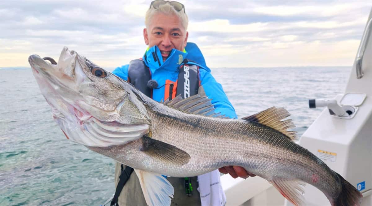 『ロンブー亮の釣りならまかせろ!』(テレビ埼玉)で大物のシーバスを釣り上げ笑顔を見せる、田村亮(テレビ埼玉『ロンブー亮の釣りならまかせろ!』公式HPより)