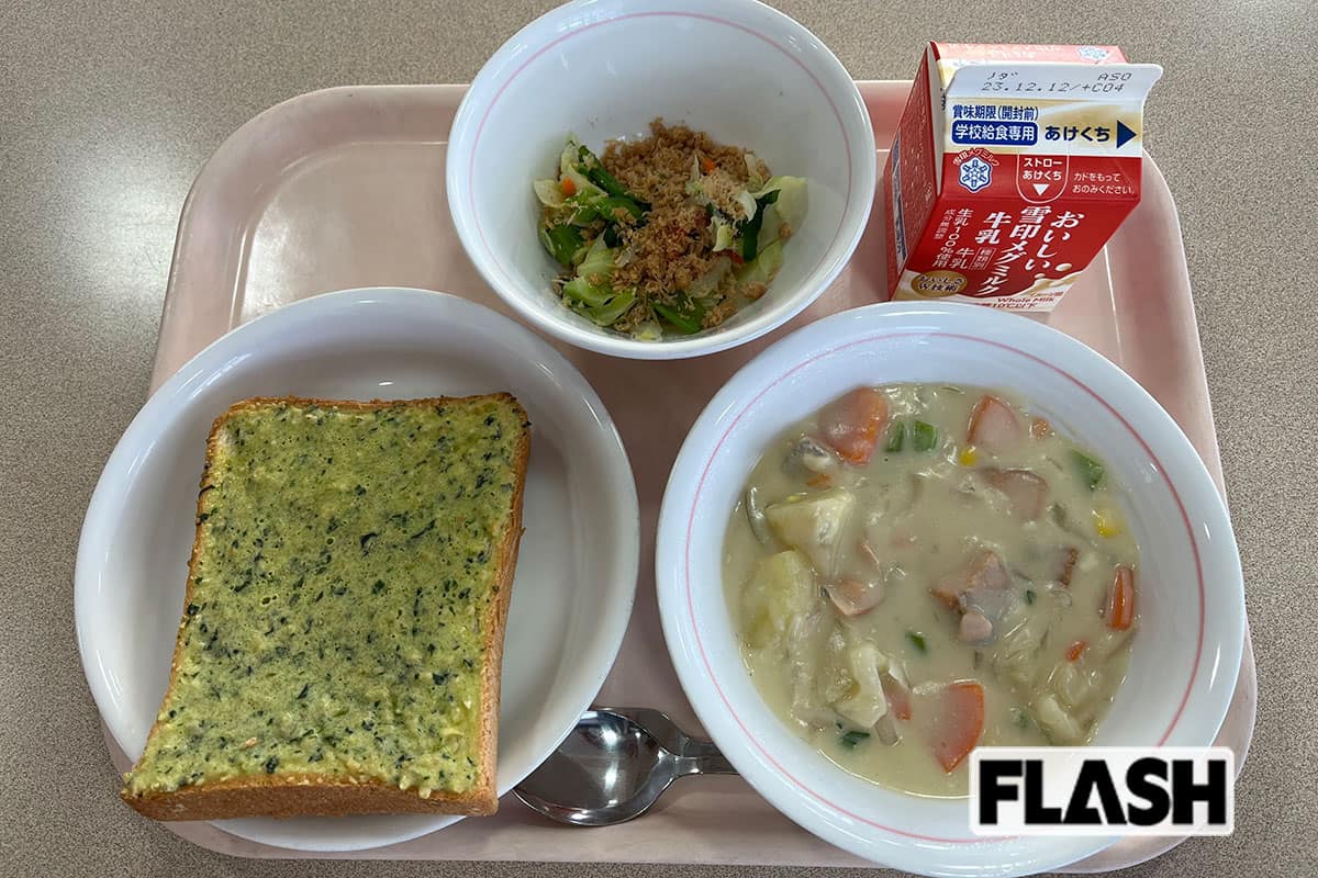 足立区では15年以上前から「おいしい給食」を目指し、各校に配属された栄養士のセンスを活かしたメニューを提供。小松菜ビスキュイパン（左下）、鮭と小松菜のクリームシチュー（右下）、小松菜サラダ（上）