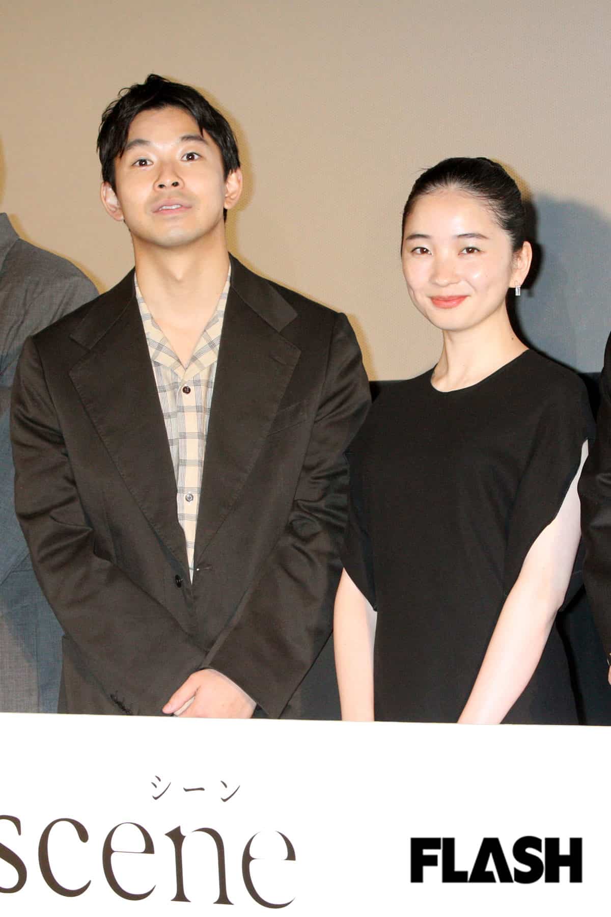 向かって左・仲野太賀(32・父/中野英雄)、福地桃子(27・父/哀川翔 母/青地公美)『ラストシーン』の試写会に登壇した仲野と福地。2人の父は劇男一世風靡のメンバー同士