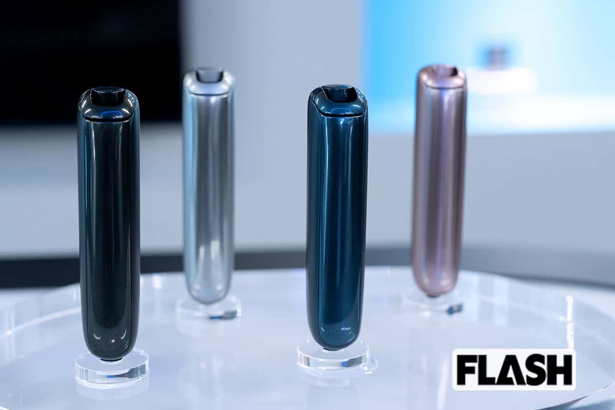 加熱式たばこ用デバイス「Ploom AURA(プルーム・オーラ)」(写真・福田ヨシツグ、2025年)