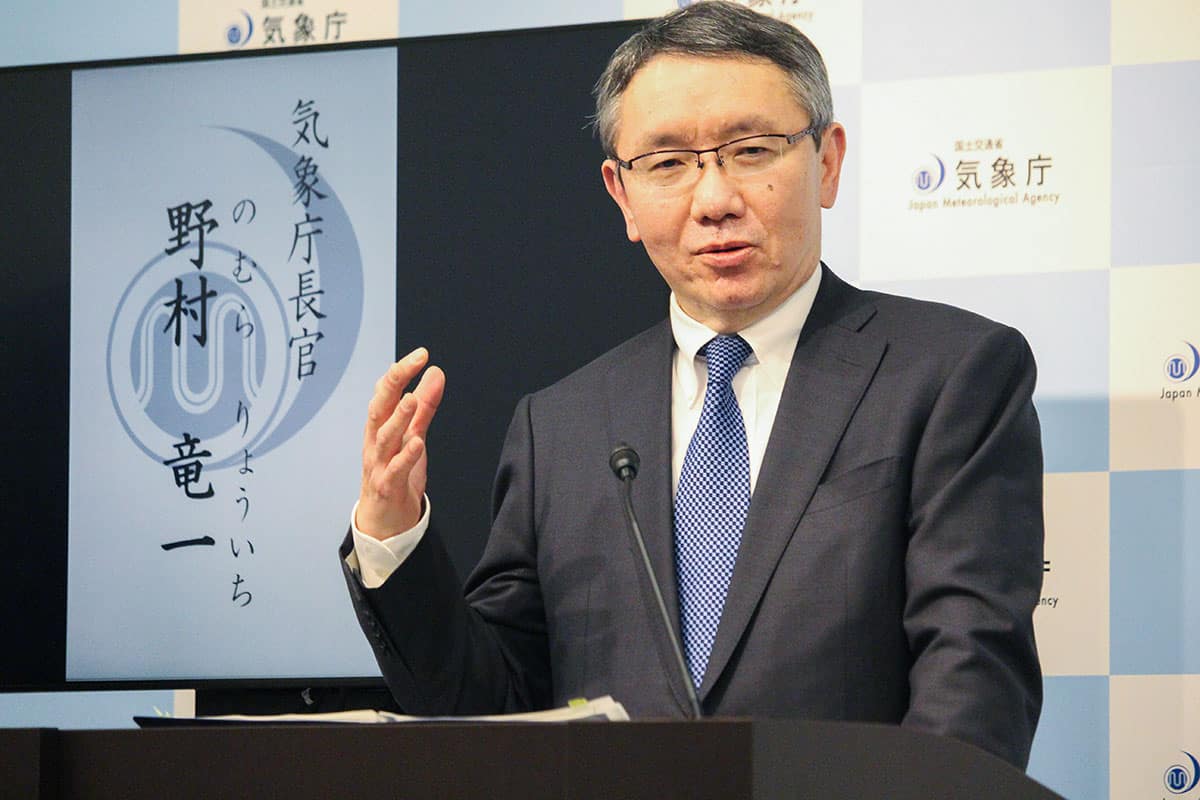 「デマ」と否定した気象庁の野村竜一長官（写真・時事通信）