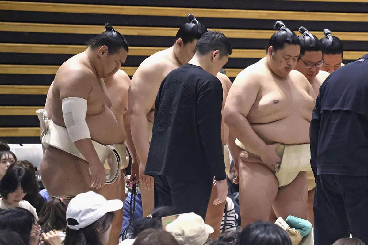 4月15日、大相撲春巡業で、若戸桜こと澤田さんの死去を悼み黙とうする豊昇龍（左端）ら（写真・共同通信）