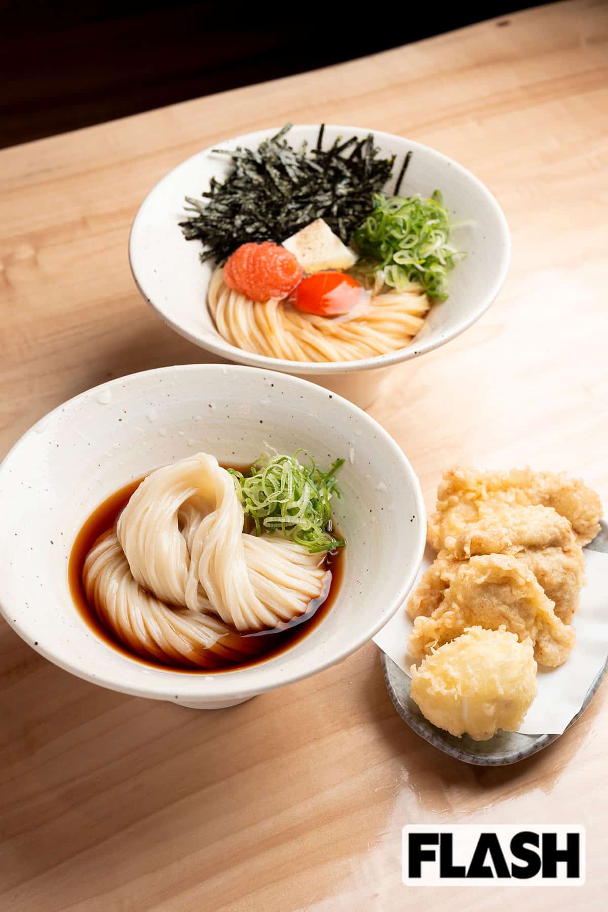 「うどん屋新堀」の「釜玉めんたい＋バター＋有明のり」（上）「親子天ぶっかけ（下）。「釜玉めんたい＋バター＋有明のり温かいメニューで、新堀さんこだわりの初摘み佐賀産有明の海苔を使用。親子天ぶっかけは冷やし。鹿児島産の鶏胸肉の天ぷらは、サクサクした揚げたて