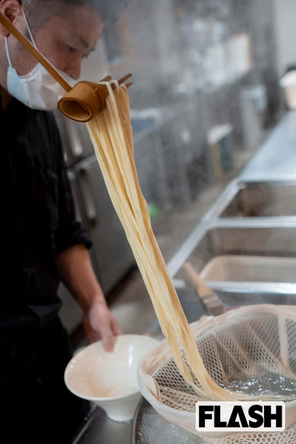 麺は「打ちたて」「切りたて」「茹でたて」、天ぷらは「揚げたて」。麺は注文が入ってから切り始める。真剣な表情で鍋を睨む新堀さん／うどん屋新堀