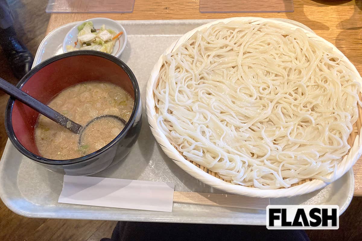 「稲庭うどん天茶屋 七蔵」（東京・新橋）の「七蔵特製スープつけ麺」。「「稲庭うどんは、めんつゆのようなつけだれで食べるのがオーソドックスですが、『七蔵』さんはカツオ節、鴨肉などで出汁を取り、鴨肉やごまをペーストにしています。この特製のつけだれがコクたっぷりで、麺にもコシがある。老舗の人気店ですね」（山下）