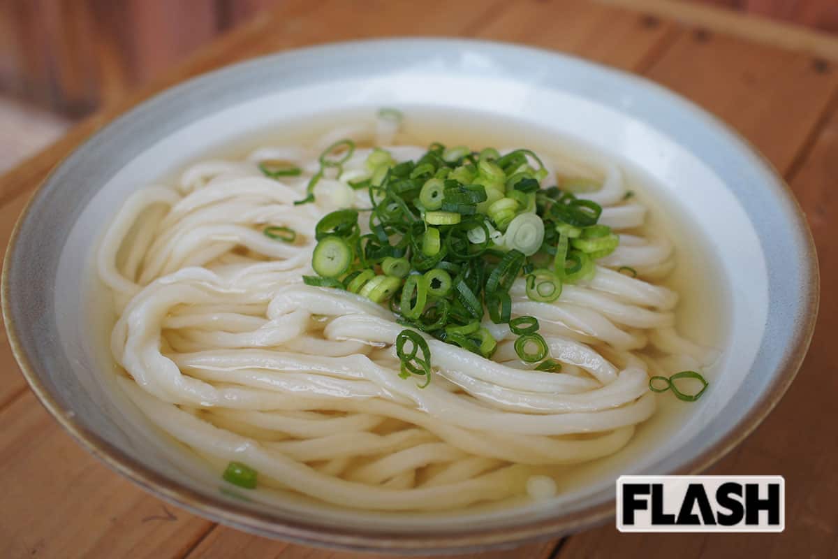 「中村うどん」（香川）の「ひやひや」。「昔の看板は、『うどん』の『う』が『ら』に見えて、地元では『ラドン』で知られてました（笑）。今も茹でたてのうどんはもちろん、からしを混ぜた味噌で食べる焼き豆腐がめちゃ美味いです」（山下）