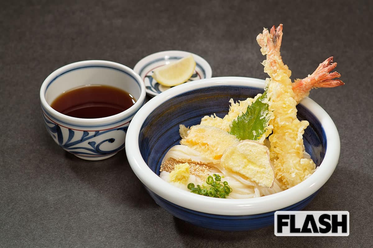 「本格手打うどんおか泉」（香川）の「ひや天おろし」。「10cm超えのエビがクロスでそびえ立っているんですよ。もちろん衣だけじゃなく、身もしっかり入っています。麺はコシが強く、茹でおきなし。ここは間違いないです」（山下）