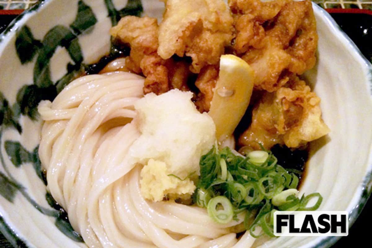 「たけうちうどん店」（大阪）の「ひや天おろし」。「『とり天ぶっかけ』発祥の店としても知られる人気店で、とり天がとにかく美味しい。テーブルはタイル張りで、椅子はハイチェアとおしゃれなんですよ。女性も入りやすいと思います」（山下）