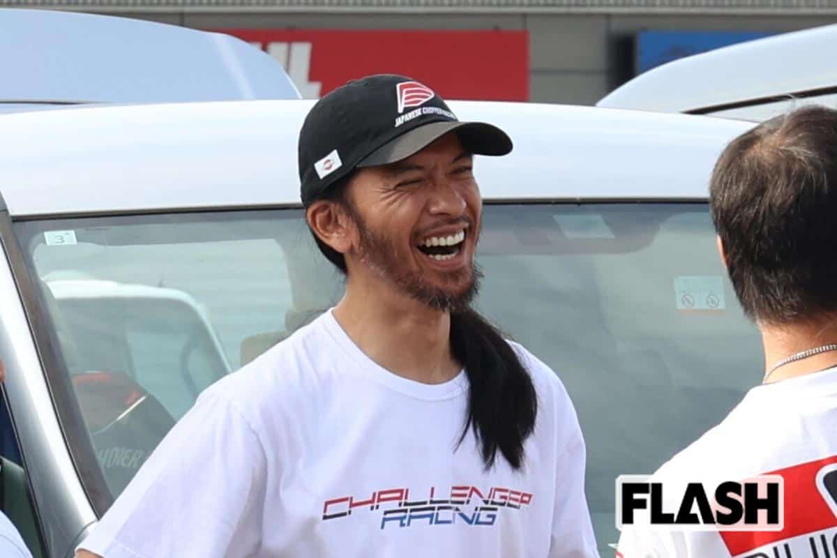 レース会場での長瀬智也。大笑いしながら仲間らと話している様子も垣間見えた(写真・伊藤 修)