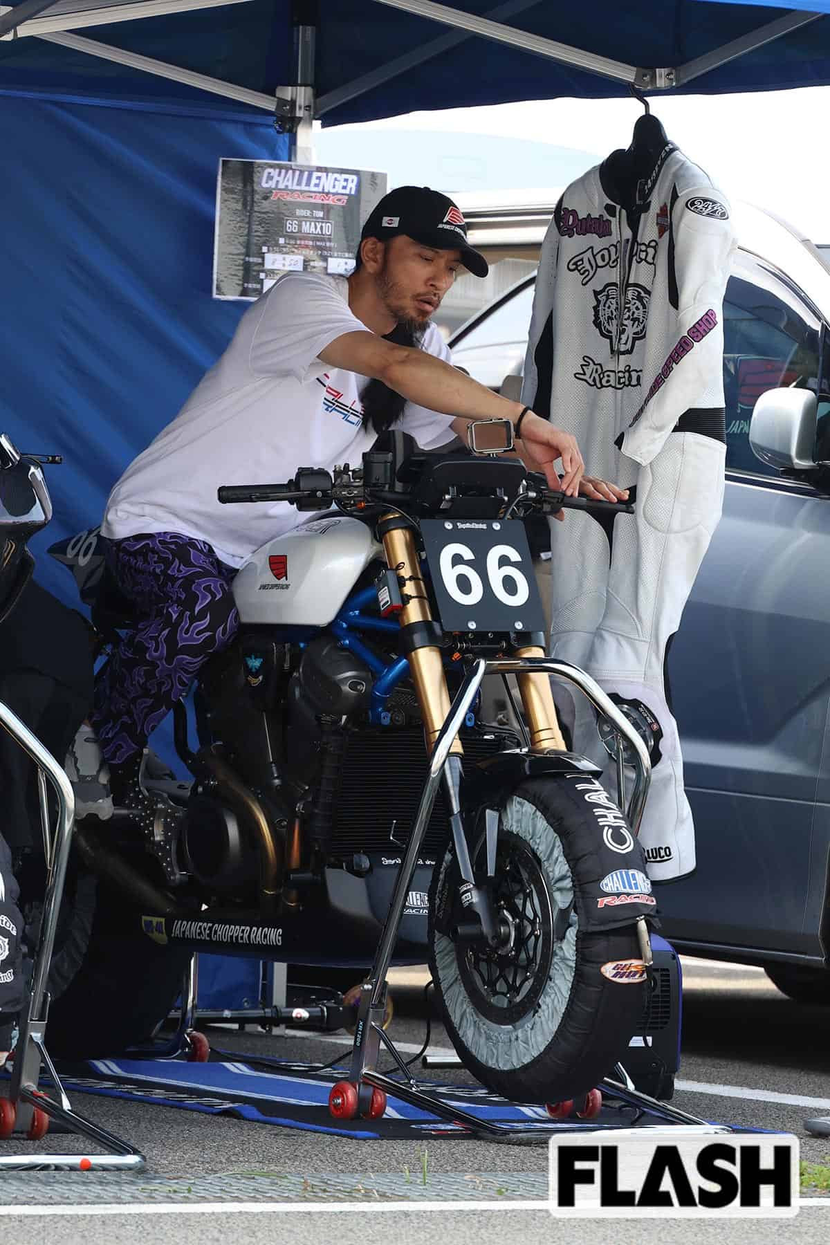 自らのバイクを調整する様子も(写真・伊藤 修)