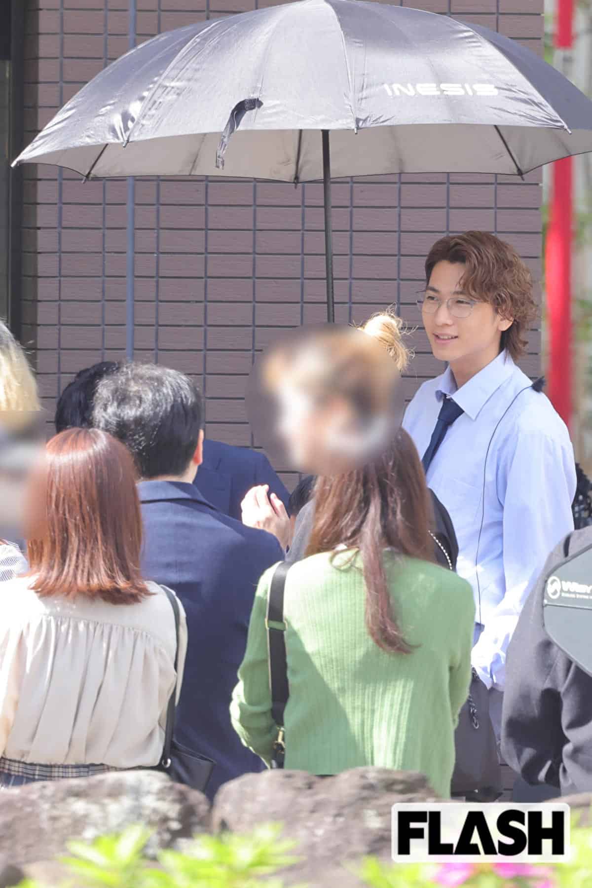 日傘の下で談笑する風間俊介と庄司浩平