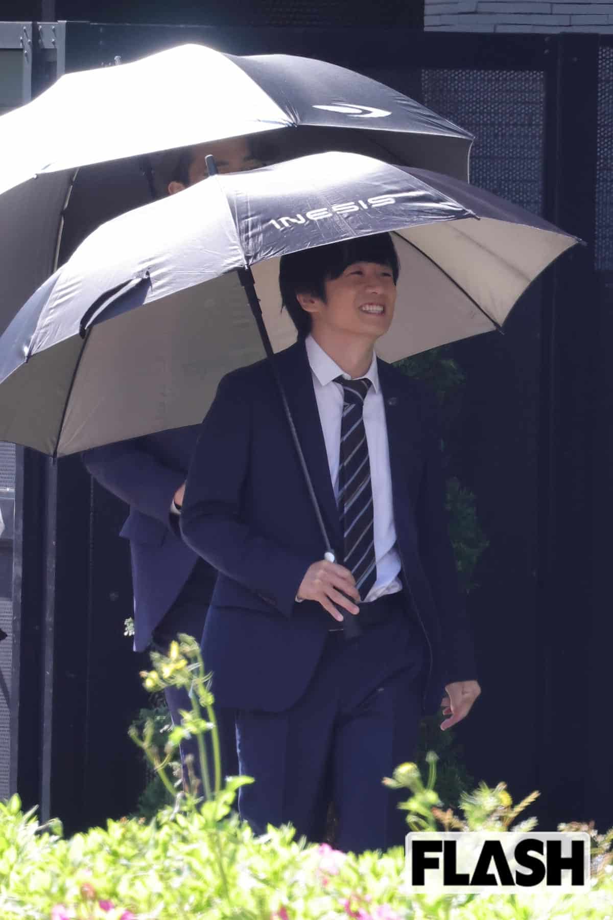 日傘をして笑顔の風間俊介