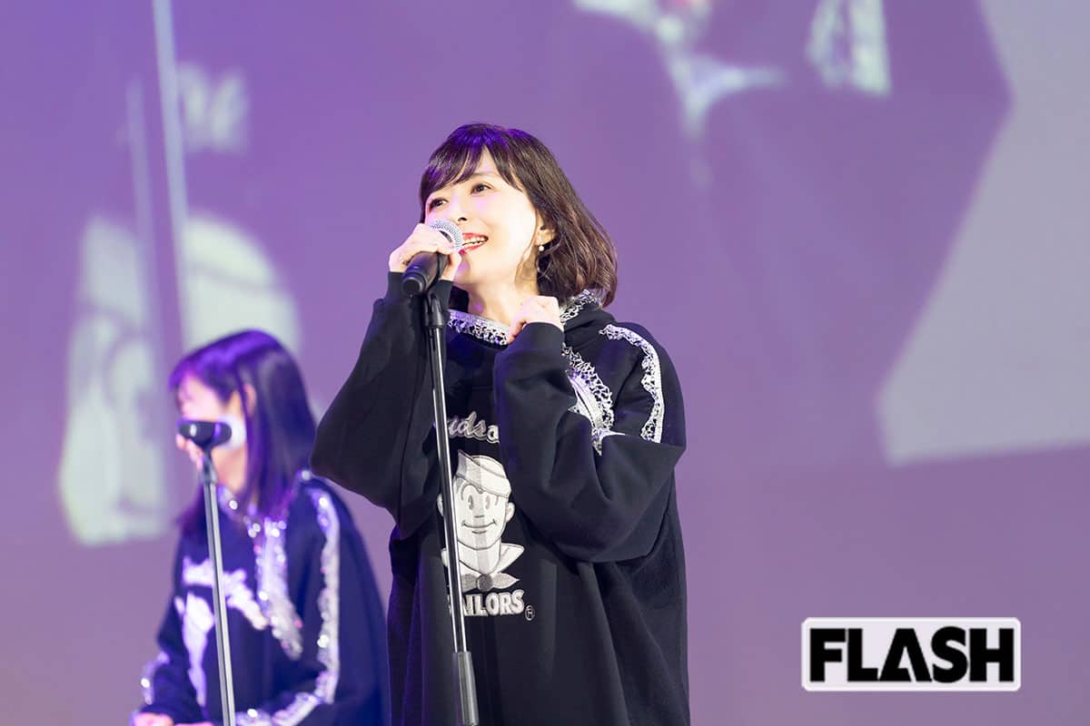 会員番号22番 白石麻子(56)「オープニングからファンの皆さんの熱い声援がすごかったですね。驚きました。皆さん大丈夫かなと思って。40年も経ったのが信じられないというか、皆さん変わらない。掛け声とかも昔と変わらず、笛を吹いてくださっている方とかもいらして。驚きと感謝と楽しく、懐かしくて、幸せでした。近況は、お仕事を週に2 、3回。わんこと毎朝早起きして、お散歩に行き、孫が生まれたので、『月1は連れてきてね』ってお願いしてます。ゆるく楽しく穏やかに。タコの唐揚げを作っていたら、油が跳ねたので手を引っ込めたら、肩が前にも後ろにも動かなくなっちゃって。いま、リハビリ中です。五十肩です」
