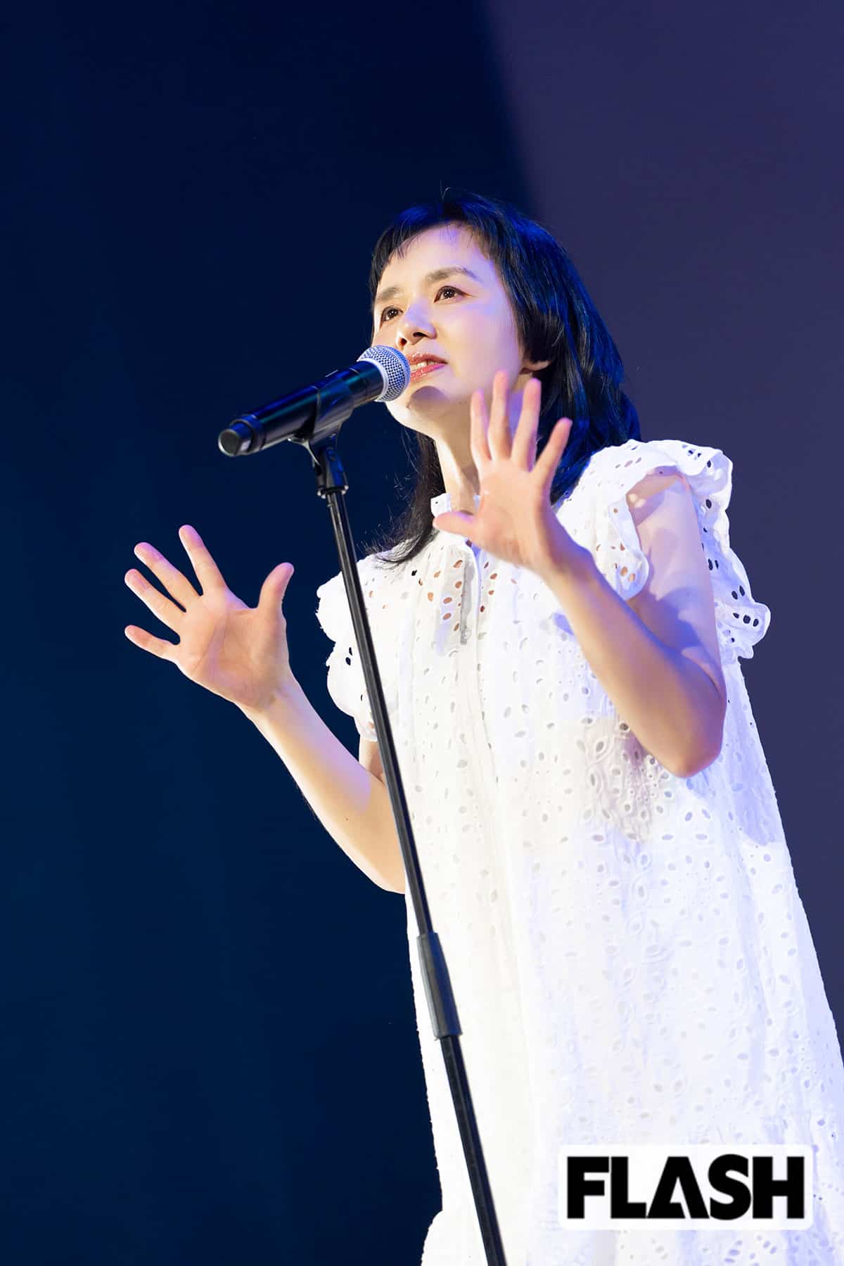 会員番号28番 横田睦美(57)「ステージから皆さんの顔が見えるんですけど、温かい感じがしましたね。おニャン子として活動しているときは、ずっと受け身だったんですけど、今回は、メンバー同士で連絡しあって、自分たちも一生懸命になって、一緒に作っていくような感じが、なんかいいなって思いました。昔のいろんな動画を送ってくれて、『夕ニャン』の映像やコンサートなどを観て、いろいろと振り返る時間になりました。長年、ヨガをやってますが、私にとってはとても大事な存在で。コンサートに向けて、ヨガをすることで、しっかり向き合うことができました。あらためて、ヨガの良さを感じました」