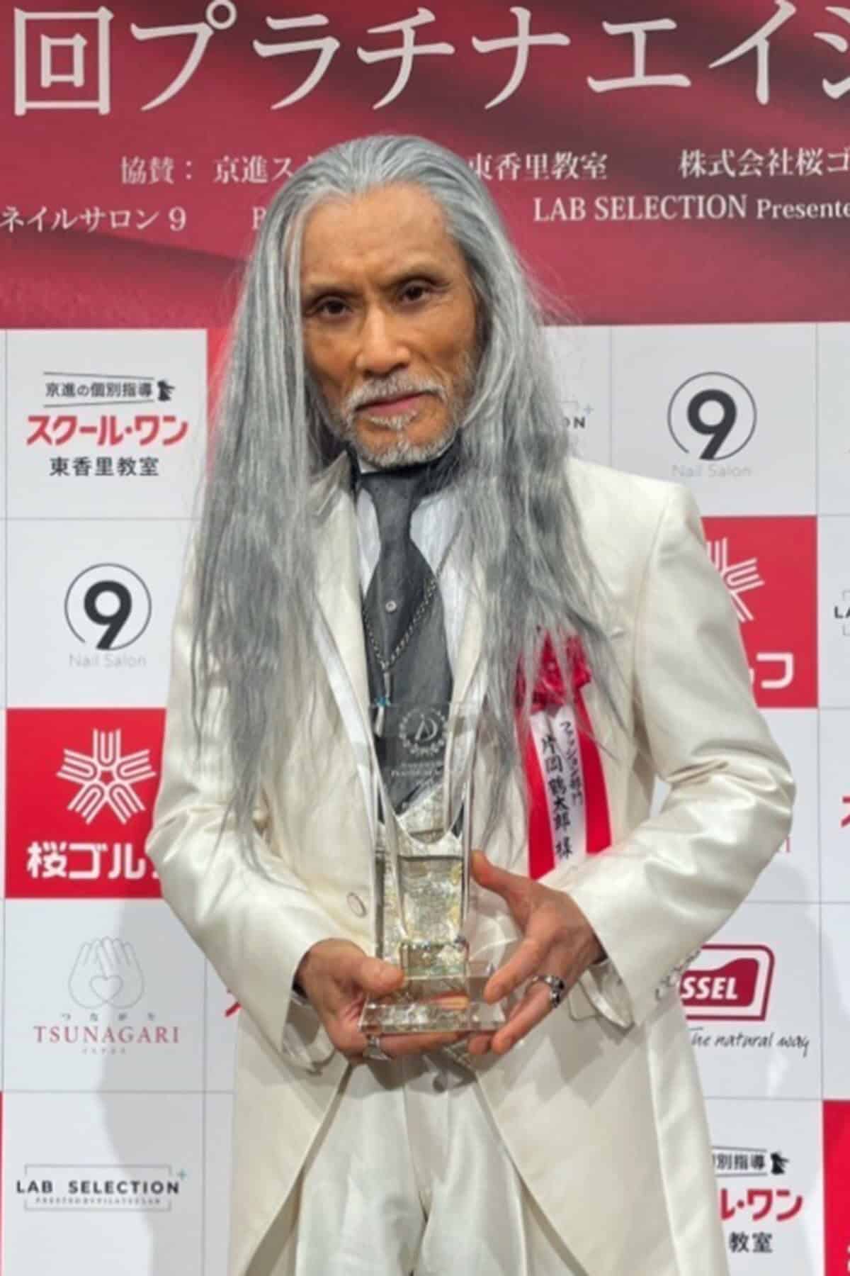 第11回プラチナエイジ授賞式に出席した片岡鶴太郎。白髪のロングヘアだ（写真・本人のamebaブログより）