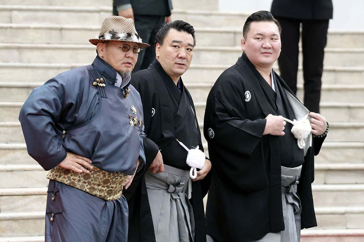 朝青龍・日馬富士・白鵬、両陛下のモンゴルご訪問に元横綱3人がそろい踏み!　久しぶりの姿にファン歓喜