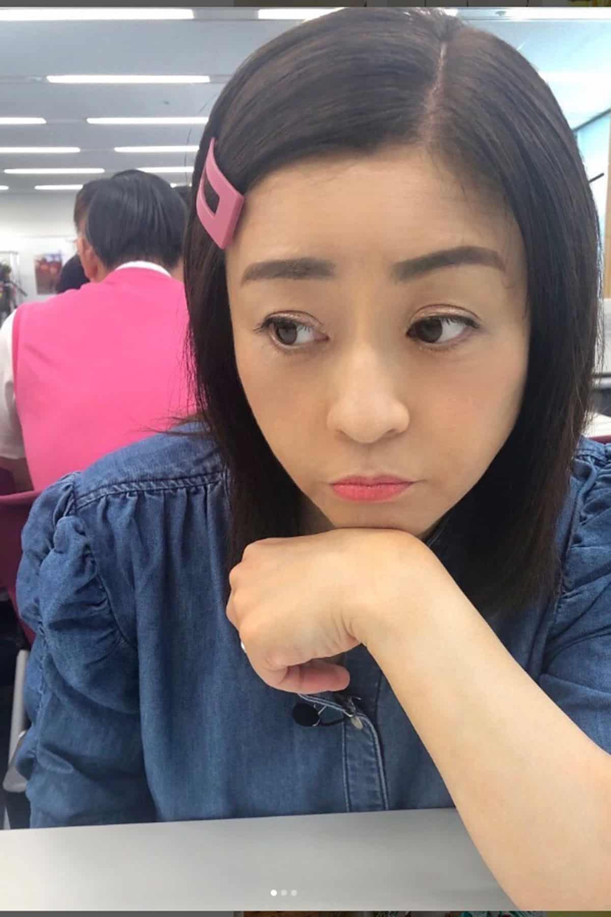 永野芽郁のモノマネを披露する松本明子（写真・本人Instagramより）