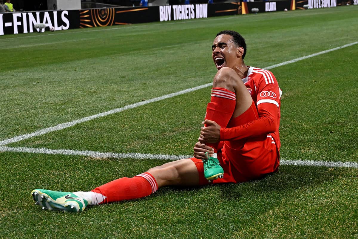 2025年7月5日、FIFAクラブW杯2025 準々決勝でパリ・サンジェルマンのGKジャンルイジ・ドンナルンマと接触し、左足首を脱臼、腓骨骨折したバイエルン・ミュンヘンのジャマル・ムシアラ（写真・ロイター/アフロ）