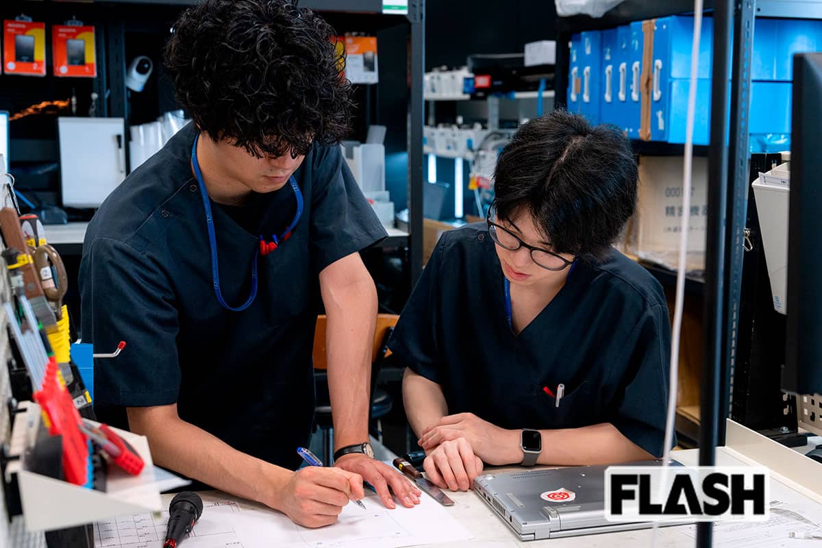 データ復旧作業のために機器を分解するエンジニア（写真・福田ヨシツグ）